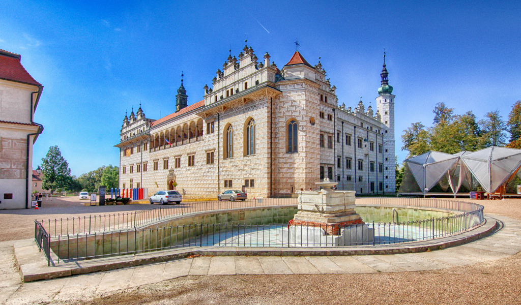 Литомишльский замок с фонтаном под голубым небом, Чехия