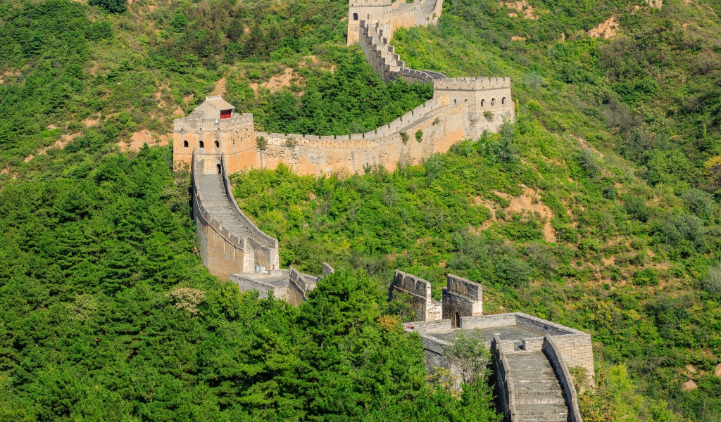 Легендарная Великая Китайская стена в зеленой растительности