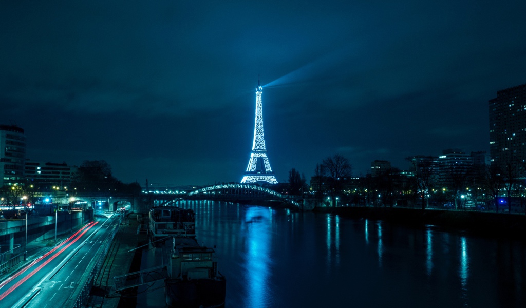 Эйфелева башня ночью на фоне канала, Франция 
