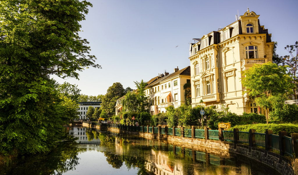 Красивые старые дома у реки, Германия