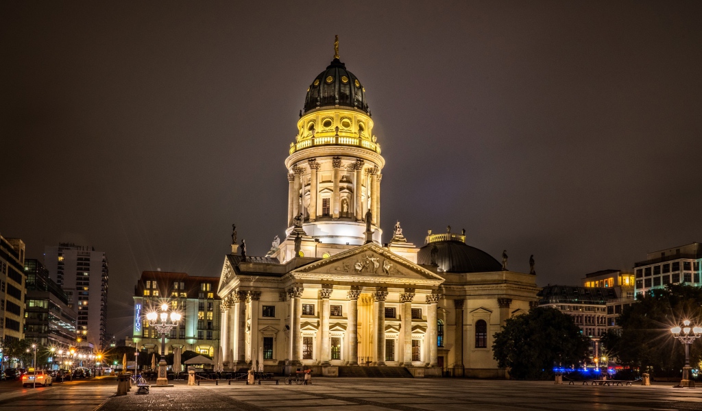 Французский собор в свете ночных фонарей, Берлин. Германия