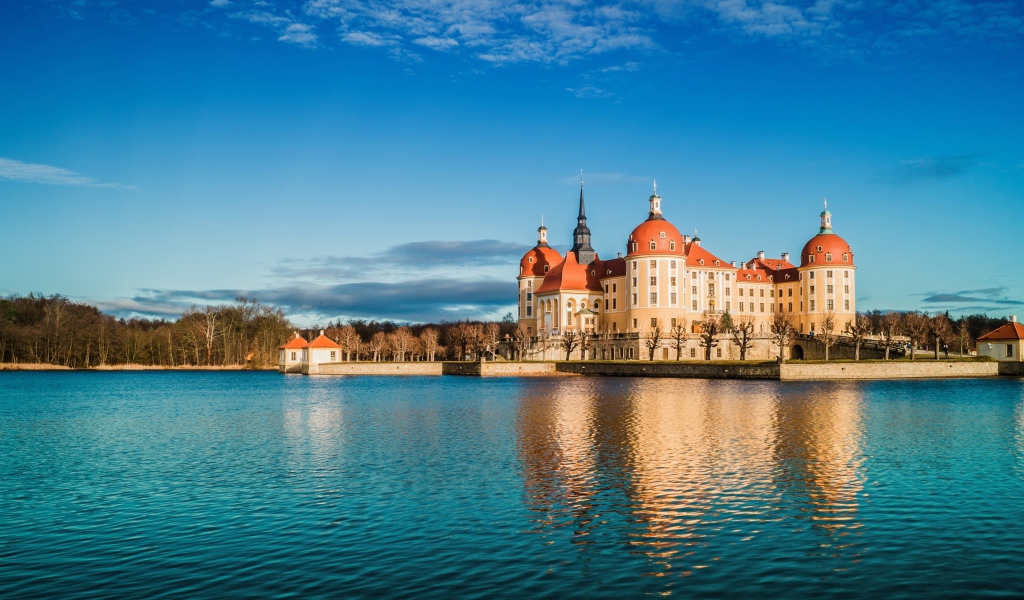 Замок Морицбург у озера под красивым голубым небом, Германия
