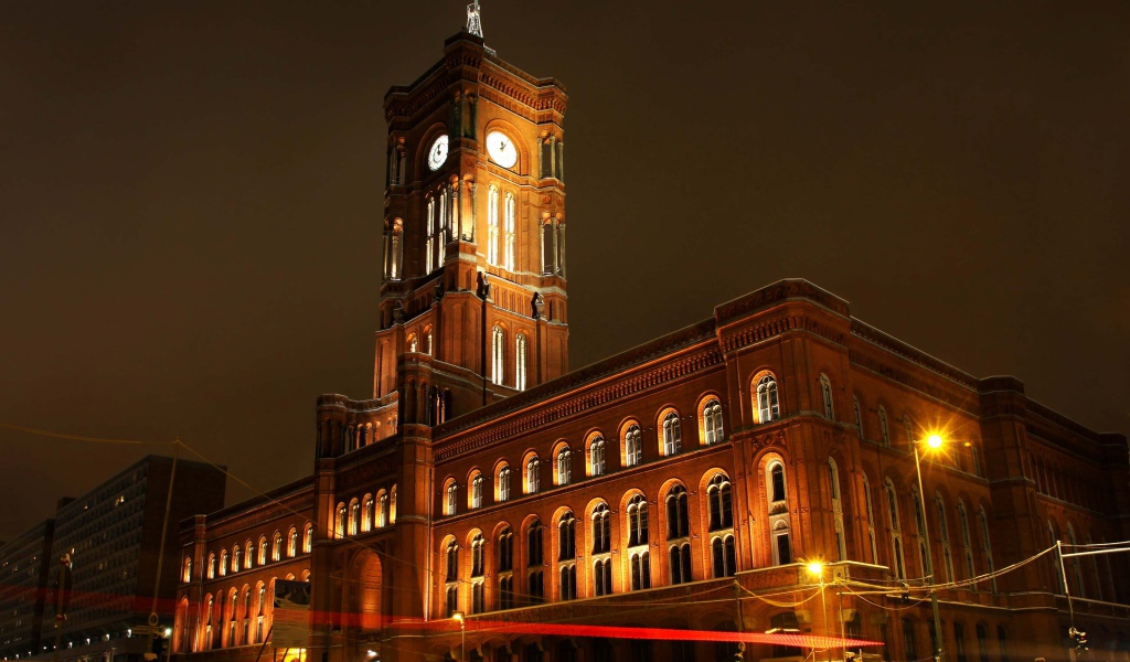 Здание Красная ратуша ночью, Берлин. Германия