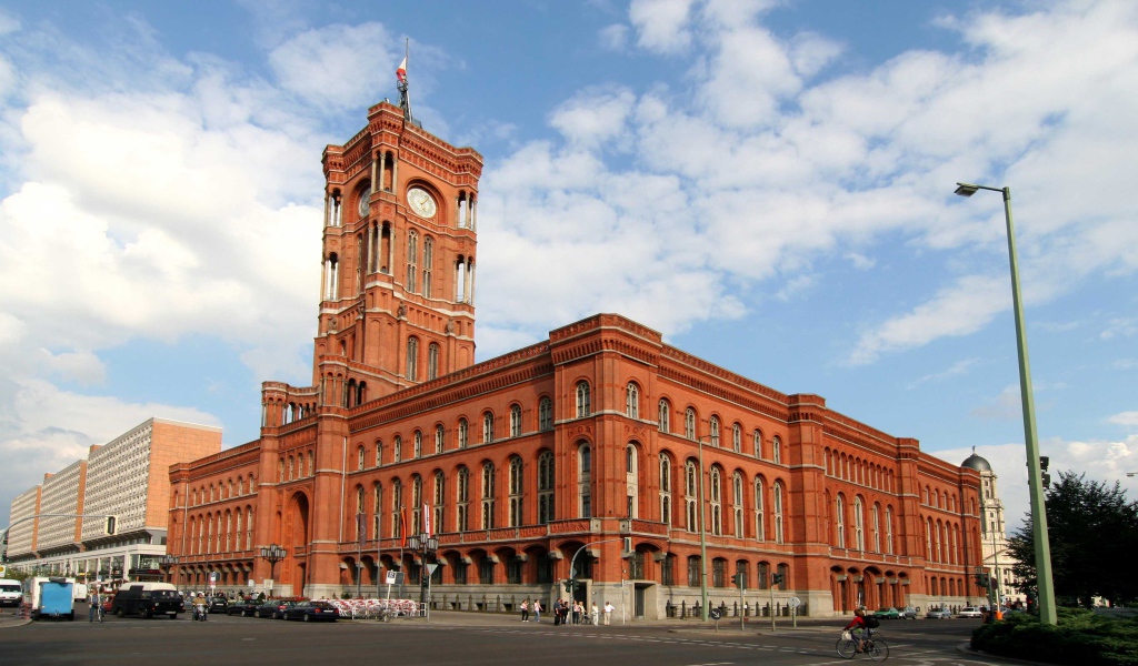 Красная ратуша под красивым голубым небом, Берлин. Германия