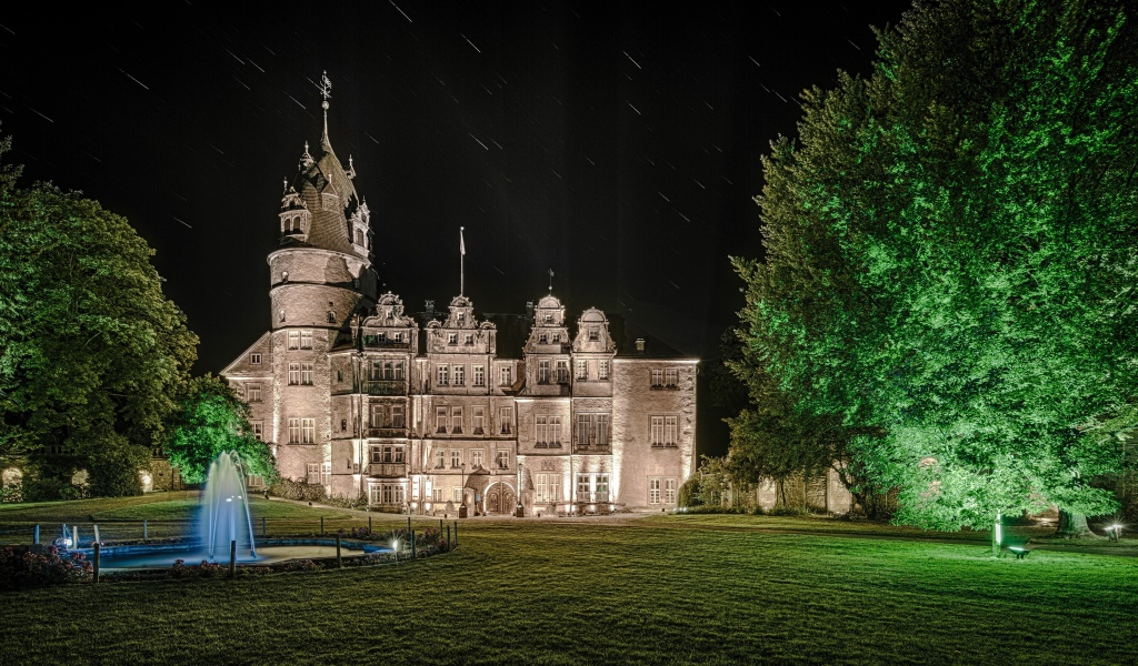 Резиденция Герцогского замка Детмольд в Северном Рейне-Вестфалии ночью, Германия