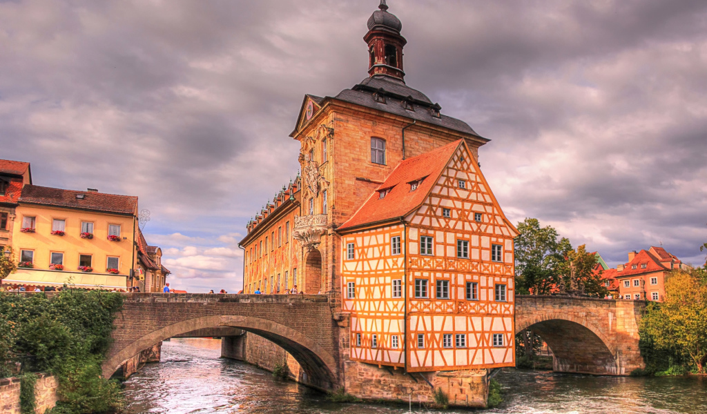 Старая ратуша у реки, город Бамберг. Германия