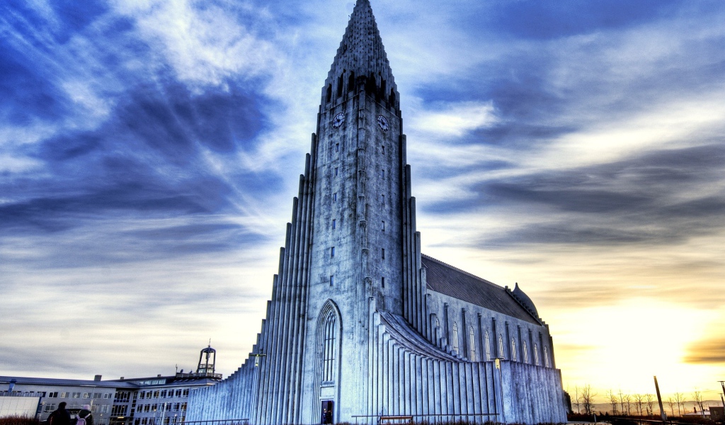 Церковь Хатльгримскиркья под голубым небом, Рейкьявик. Исландия