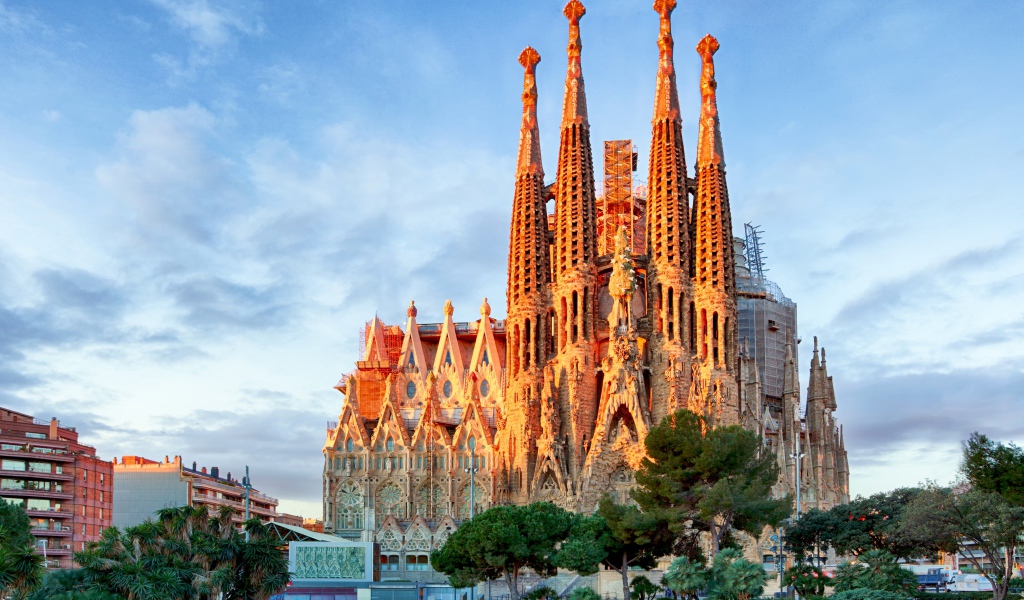 Старинная церковь Саграда-Фамилия под красивым голубым небом, Барселона. Италия