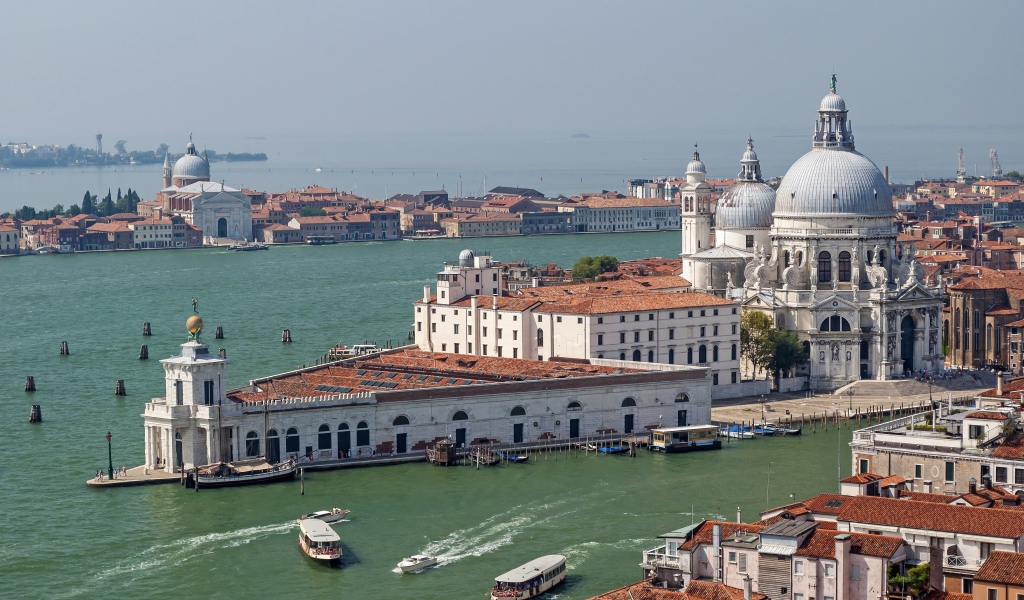 Вид на собор Санта Мария делла Салюте на Гранд канале, Венеция. Италия