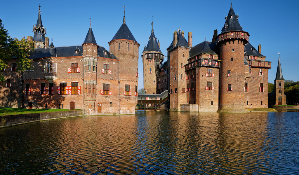 Чистая вода в пруду у замка De Haar, Нидерланды
