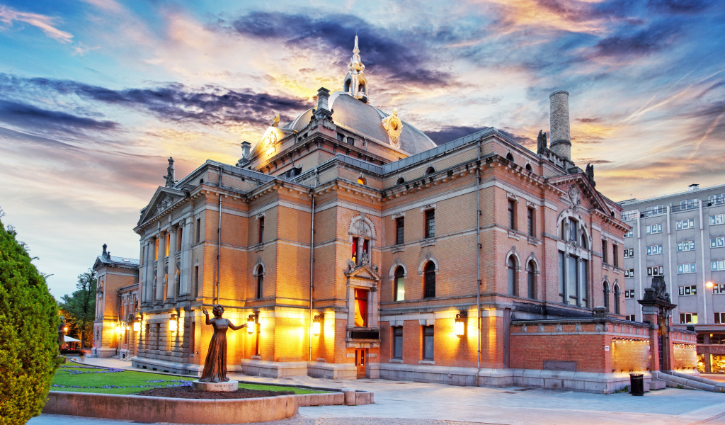 Норвежский национальный театр под красивым небом, Осло. Норвегия