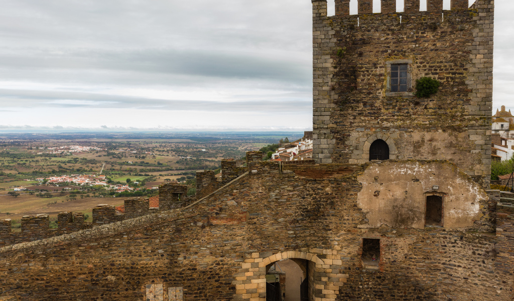 Старинный замок Монсараш, Португалия
