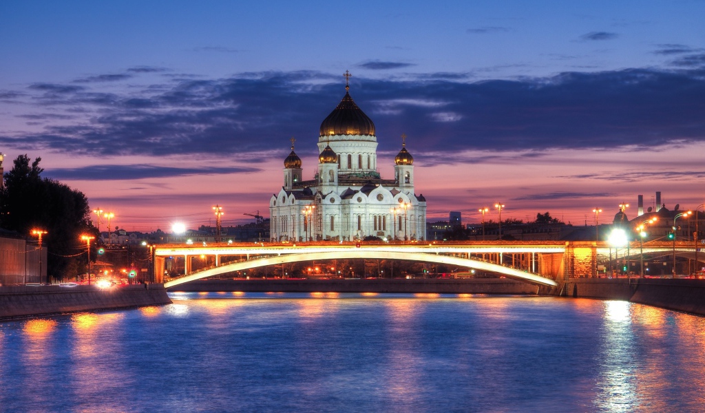 Ночной мост у реки на фоне храма Христа Спасителя, Москва. Россия