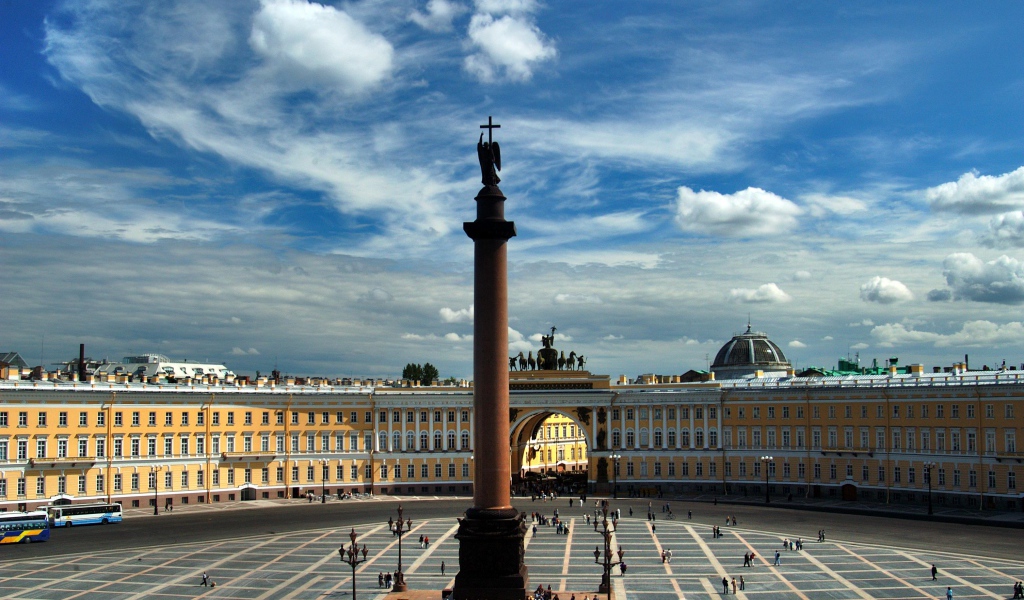 Дворцовая площадь под голубым небом,  Санкт-Петербург. Россия