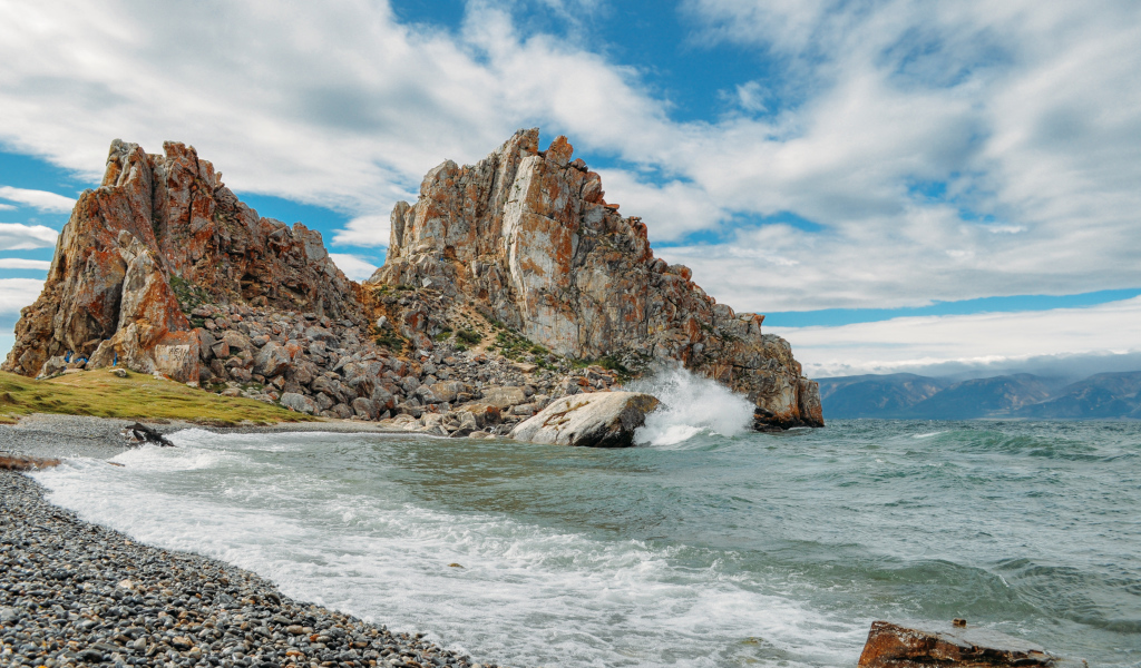 Скалы под голубым небом на острове Ольхон, Россия