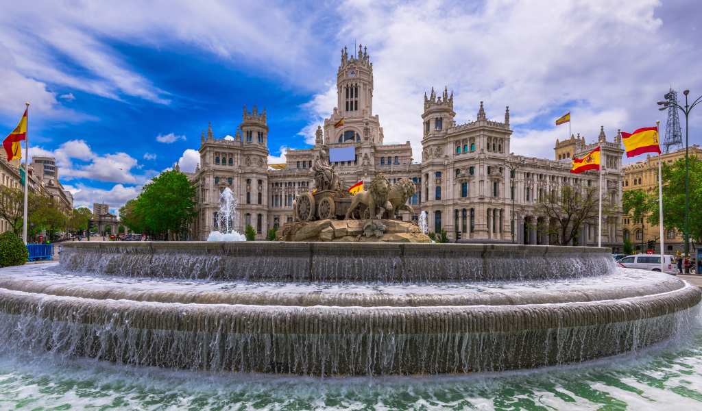 Большой фонтан на площади, Мадрид. Испания