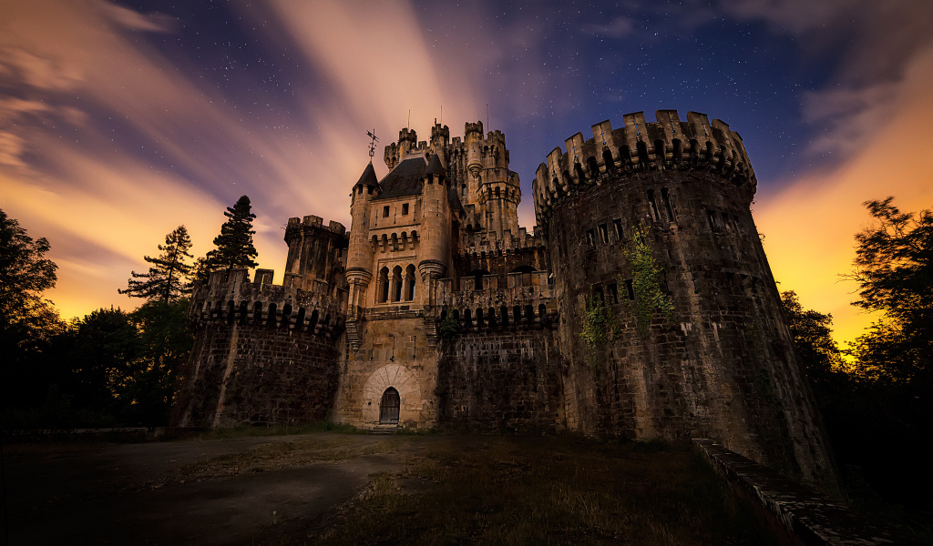 Замок Butron на фоне звездного неба вечером, Гатика. Испания