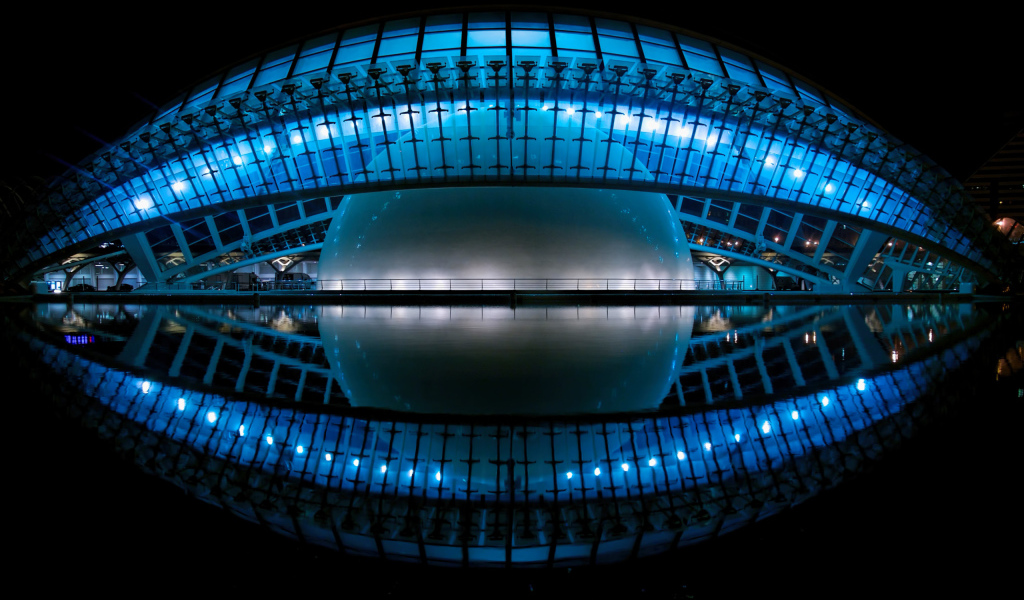 Кинотеатр Hemisferic ночью, Валенсия. Испания