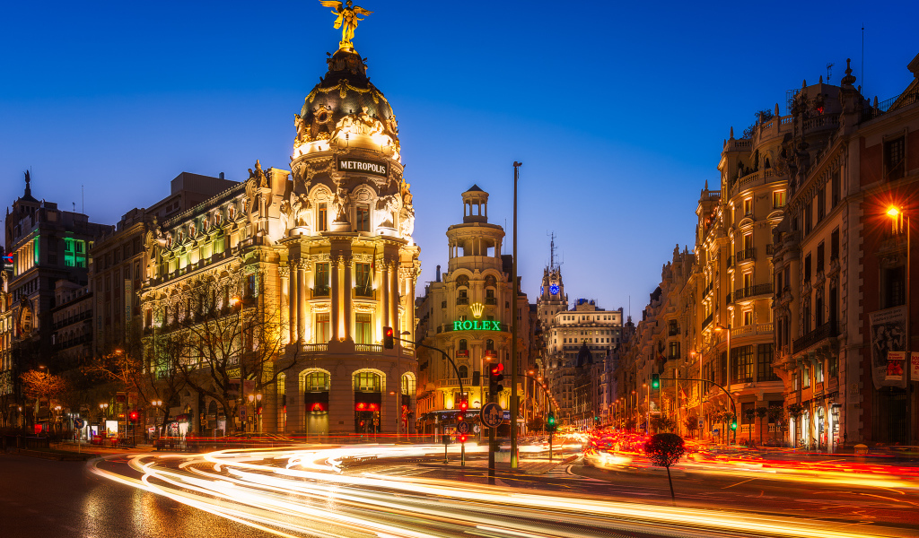 Дома на вечерней улице в городе Мадрид, Испания