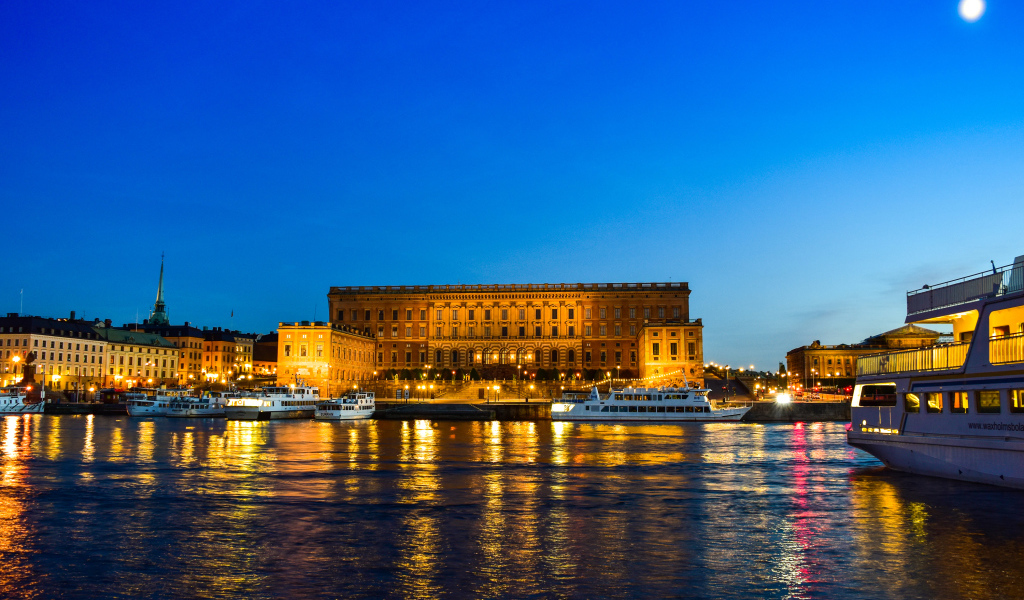 Дворец отражается в воде вечером, Стокгольм. Швеция
