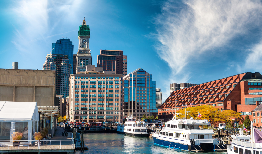 Речные суда у причала на фоне небоскребов города Бостон. США