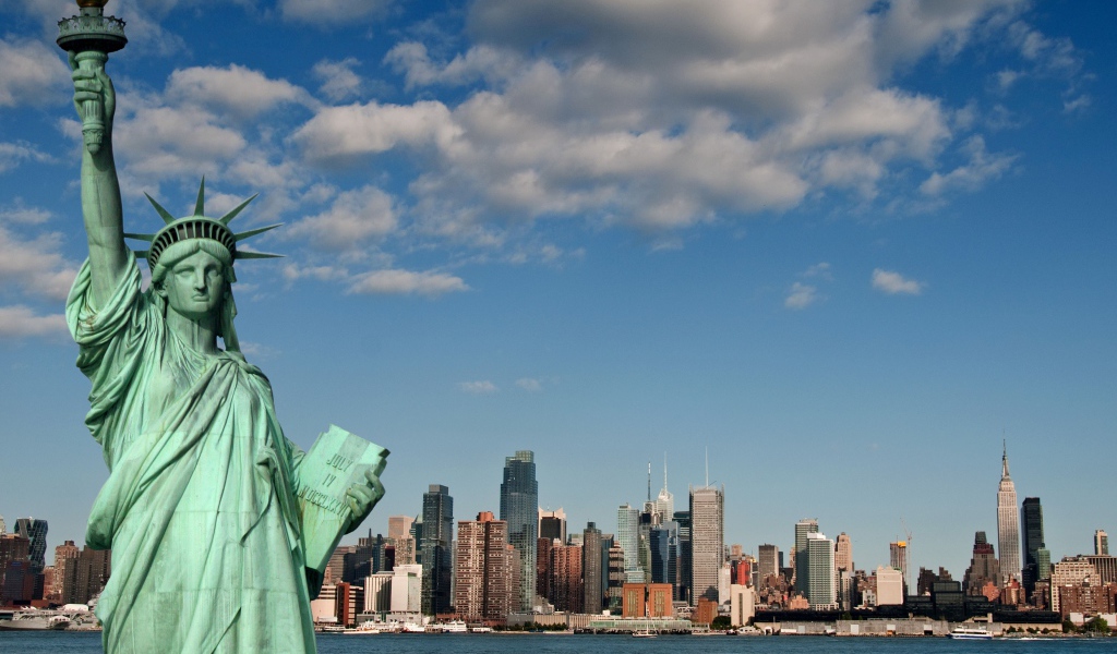Статуя свободы на фоне голубого неба, США