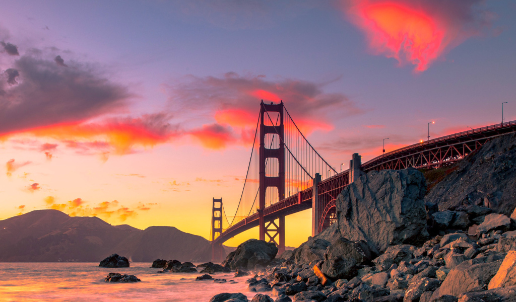 Мост Золотые Ворота на фоне красивого неба в Сан-Франциско, Калифорния. США