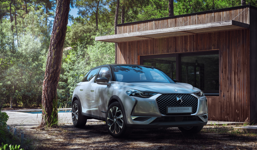 Серебристый внедорожник DS 3 Crossback E-Tense 2019 года 