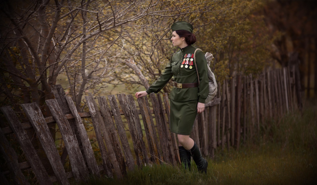 Девушка в гимнастерке с наградами возвращается домой с войны