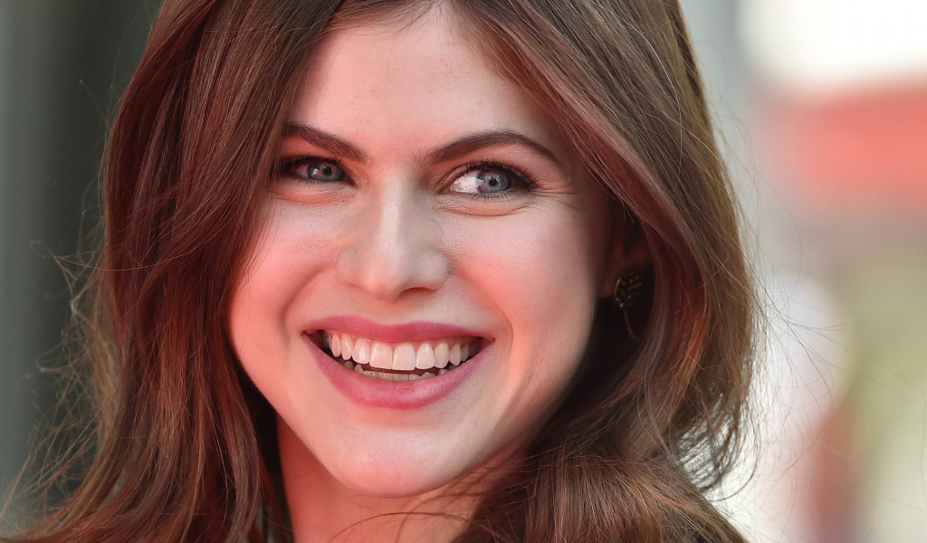 Милая улыбка актрисы Александра Даддарио