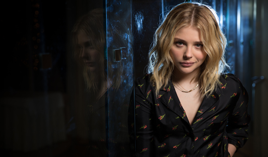 Нежная молодая девушка, актриса Хлоя Грейс Морец