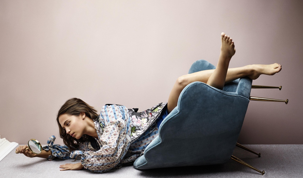 Актриса Алисия Викандер в кресле 