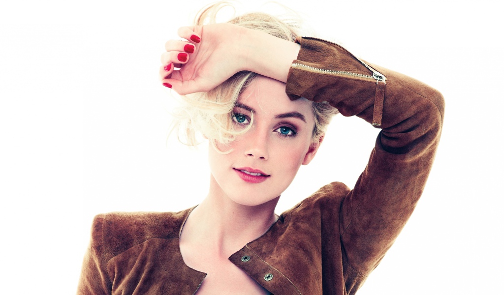 Актриса Эмбер Хёрд с красным маникюром на белом фоне