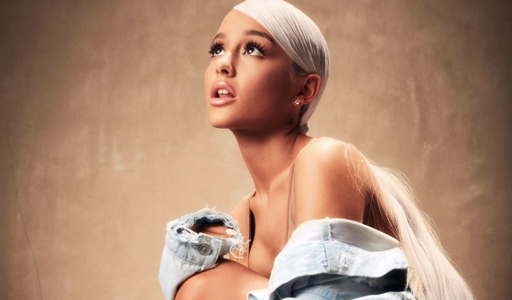 Актриса Ариана Гранде с белыми волосами