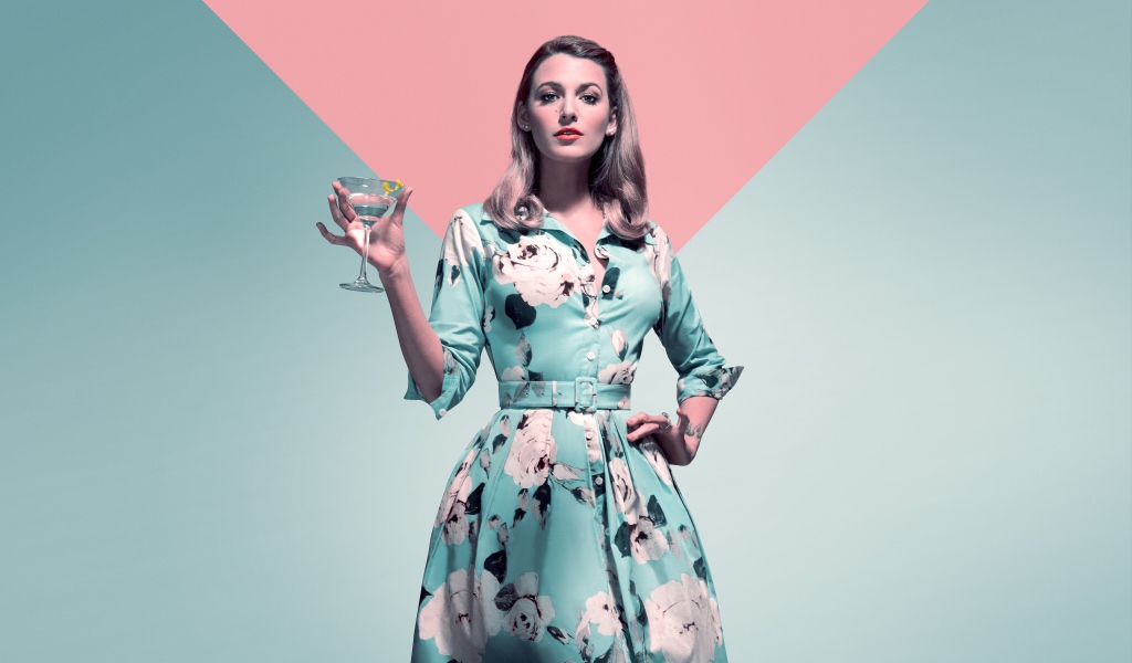 Актриса Блейк Лайвли в красивом платье с бокалом