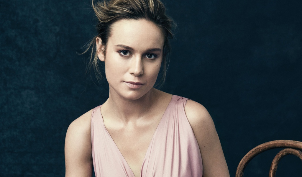 Актриса Бри Ларсон в розовом платье