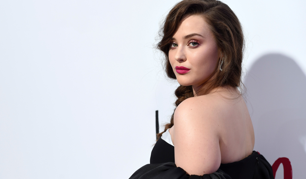 Актриса Кэтрин Лэнгфорд вид сбоку