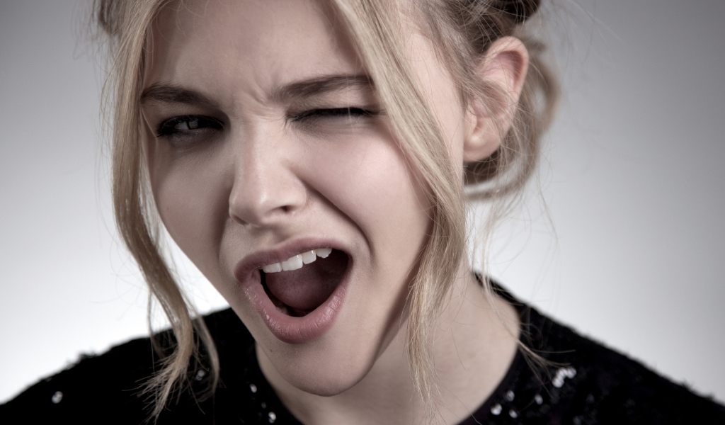 Актриса Хлоя Грейс Морец подмигивает глазом