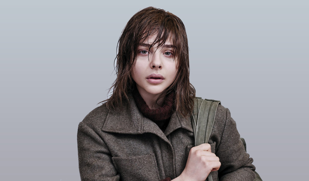 Актриса Хлоя Грейс Морец с мокрыми волосами в пальто 