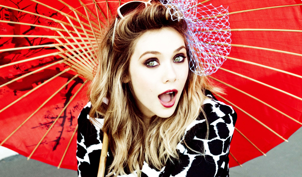 Актриса Элизабет Олсен с большим зонтом 