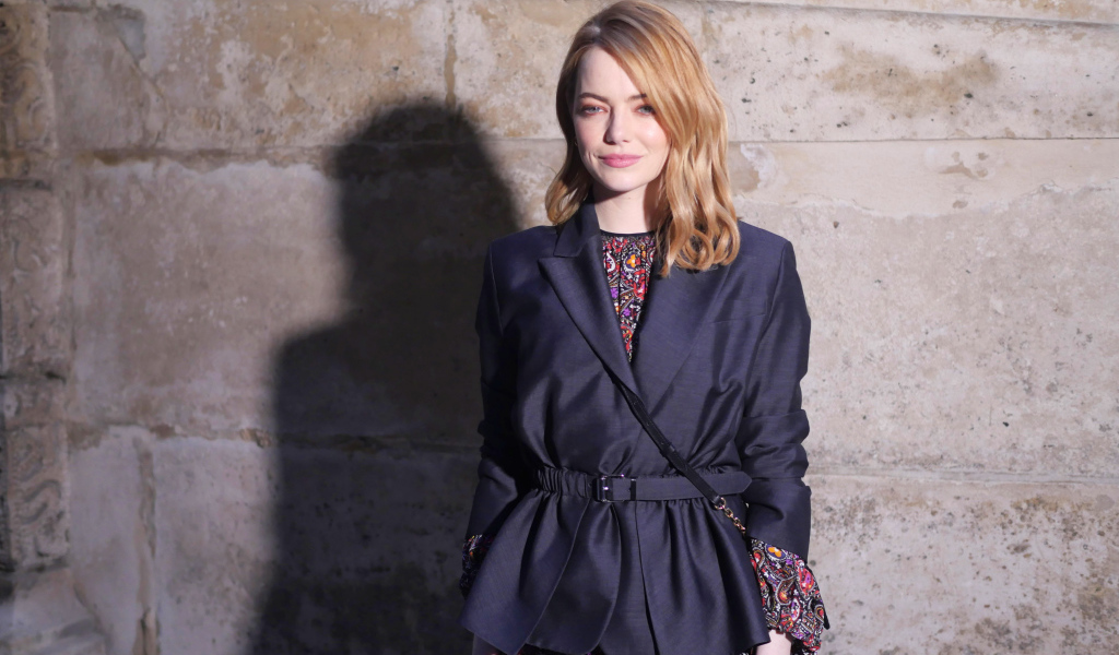 Актриса Эмма Стоун 2018 в черном пиджаке