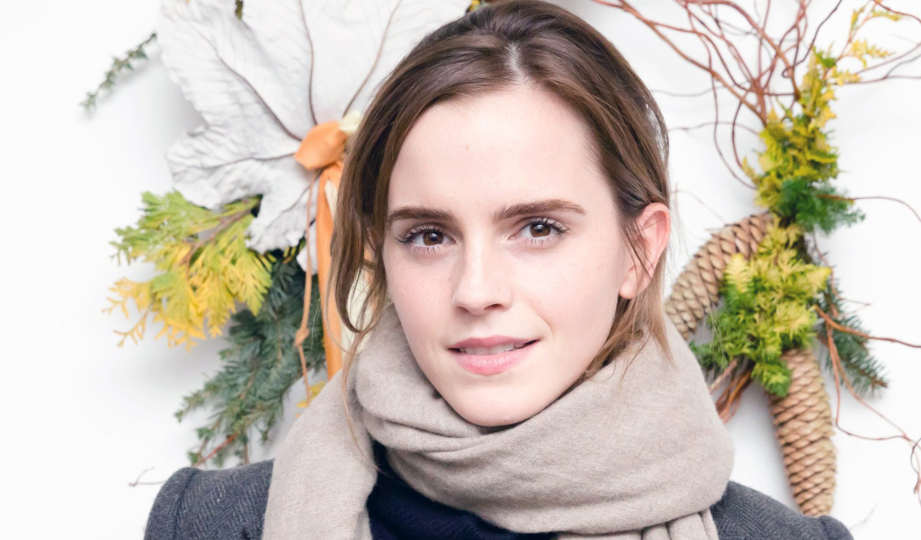 Актриса Эмма Уотсон с шарфом на шее