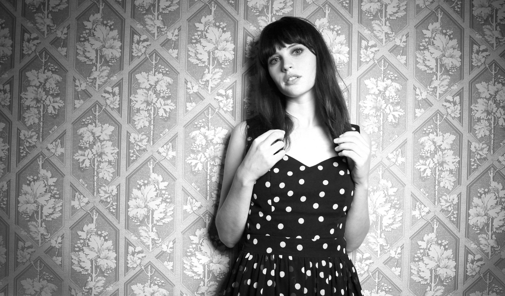 Актриса Фелисити Джонс у стены,  черно белое фото