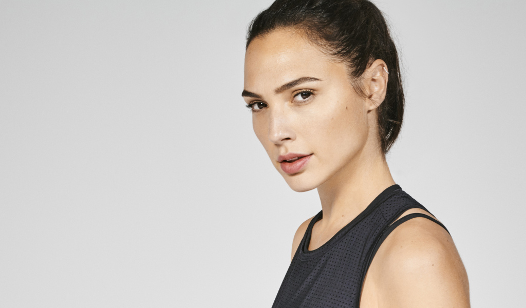 Актриса Галь Гадот фото на сером фоне