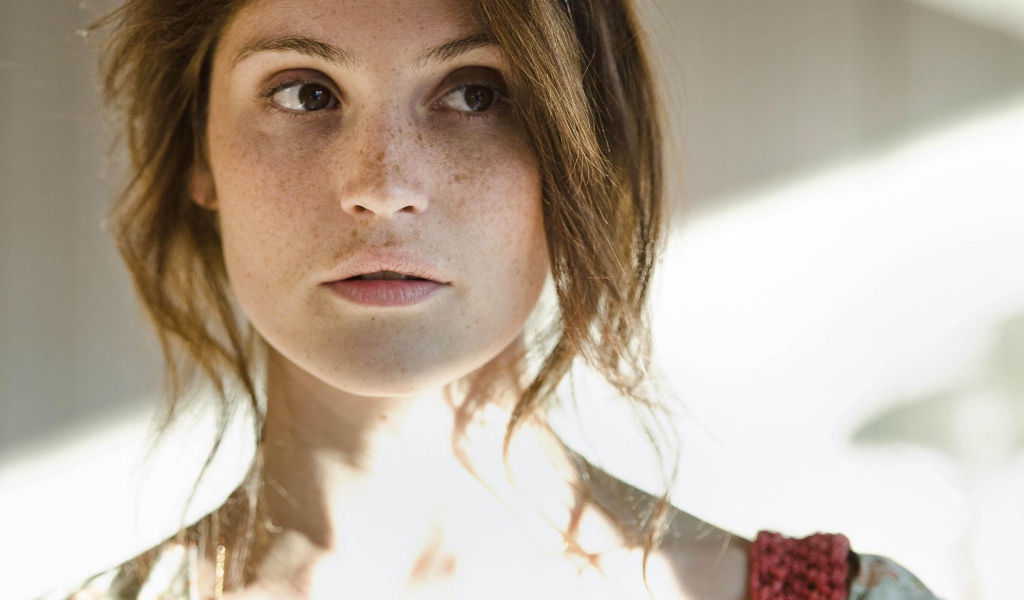 Актриса Джемма Артертон  с веснушками на лице