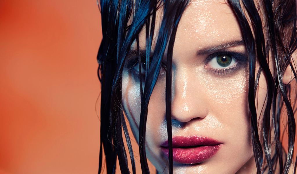 Актриса Холланд Роден с мокрыми волосами крупным планом