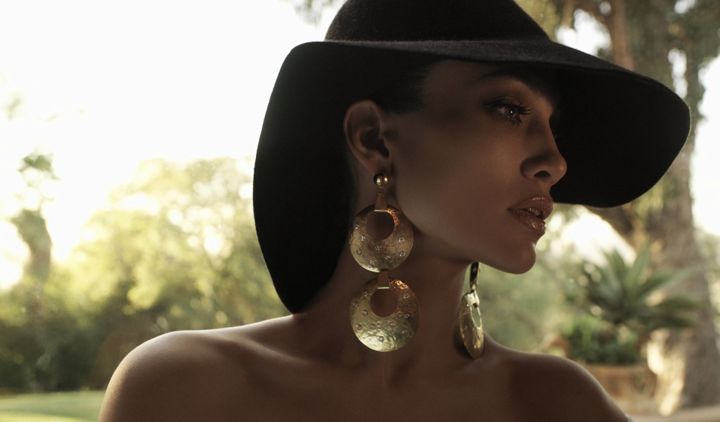 Актриса Дженнифер Лопес в большой черной шляпе