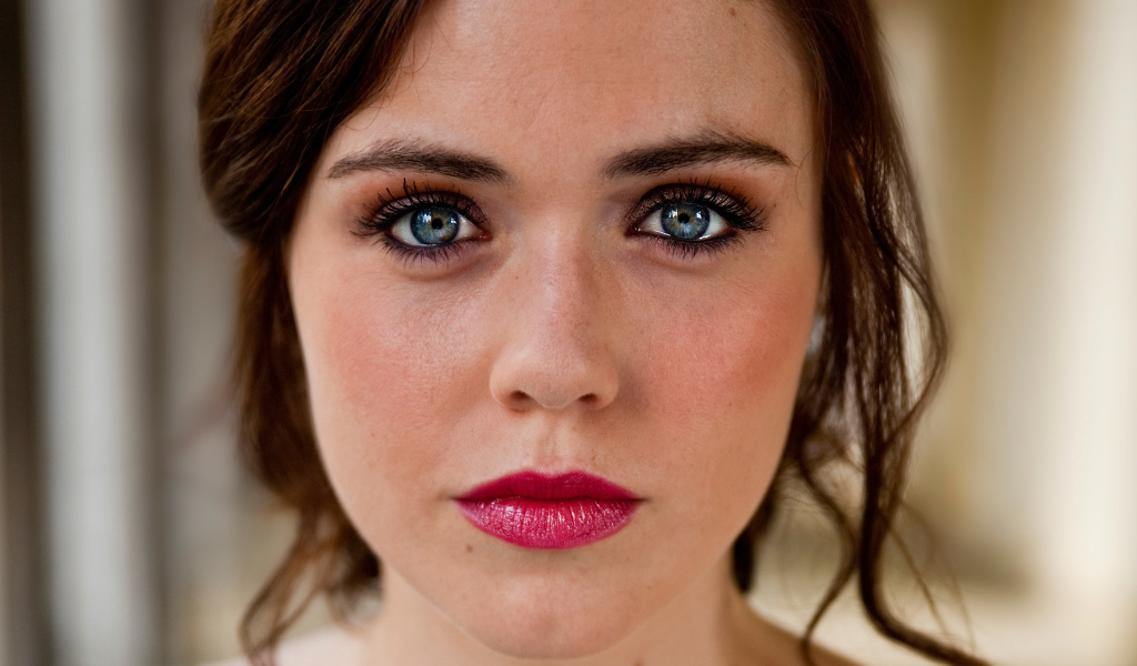 Актриса Дженни Жак с ярким макияжем 