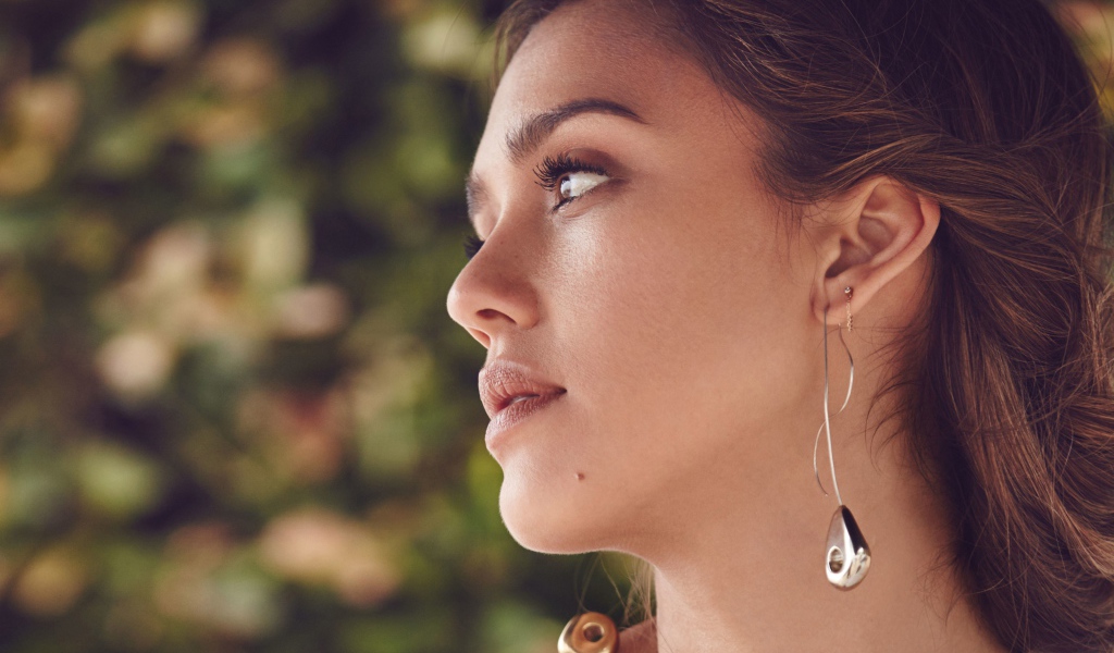 Актриса Джессика Альба с красивыми серьгами