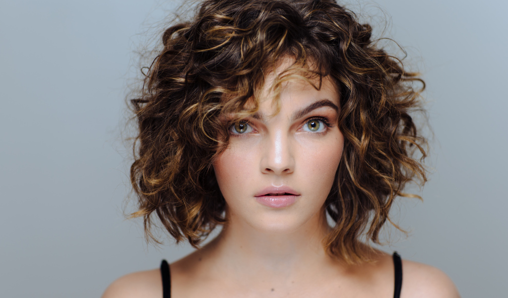 Актриса Камрен Бикондова на сером фоне